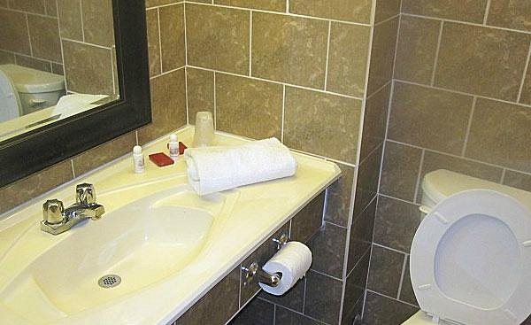 Lido Motel — Bathroom