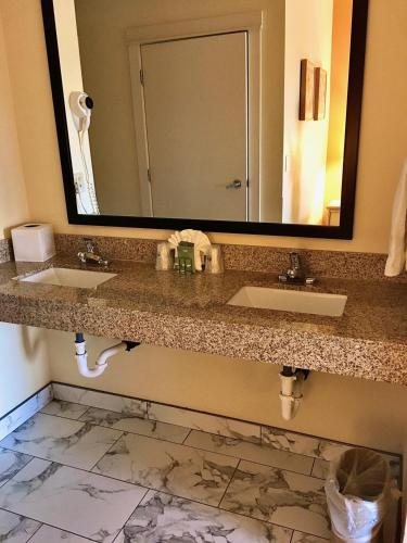 Lighthouse Bed and Breakfast — Bathroom