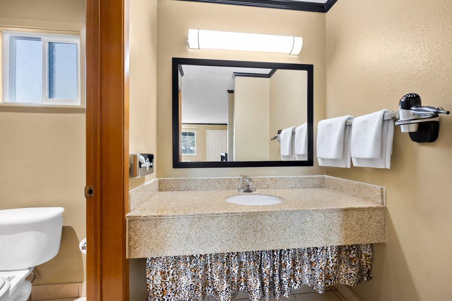 Lighthouse Inn Crescent City California — Bathroom