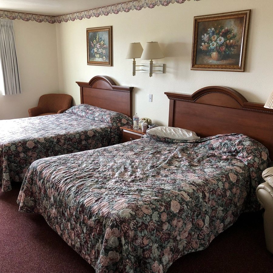 Lighthouse Inn Crescent City California — Guest room