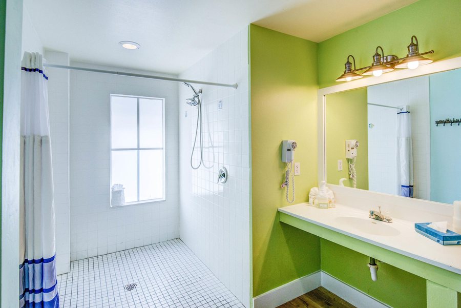 Lighthouse Resort Inn Suites — Bathroom