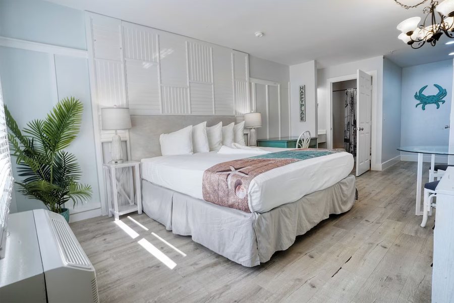 Lighthouse Resort Inn Suites — Guest room