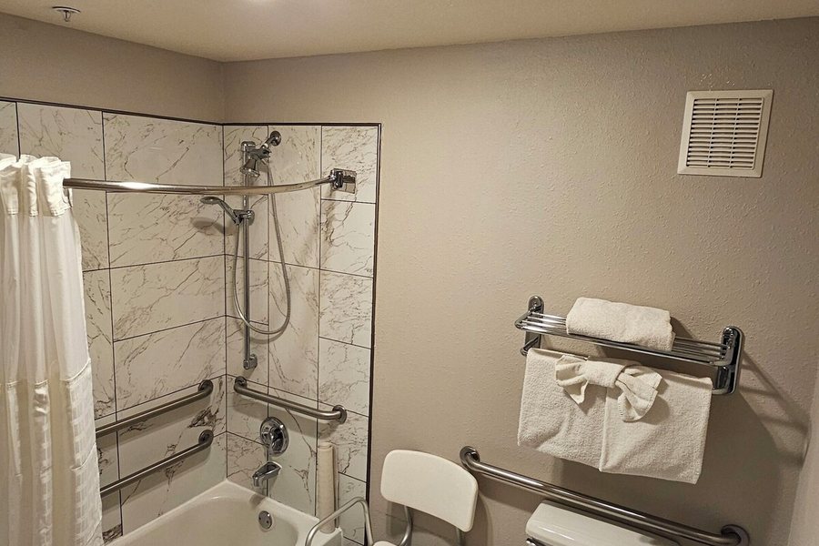 Lighthouse Suites Inn — Bathroom