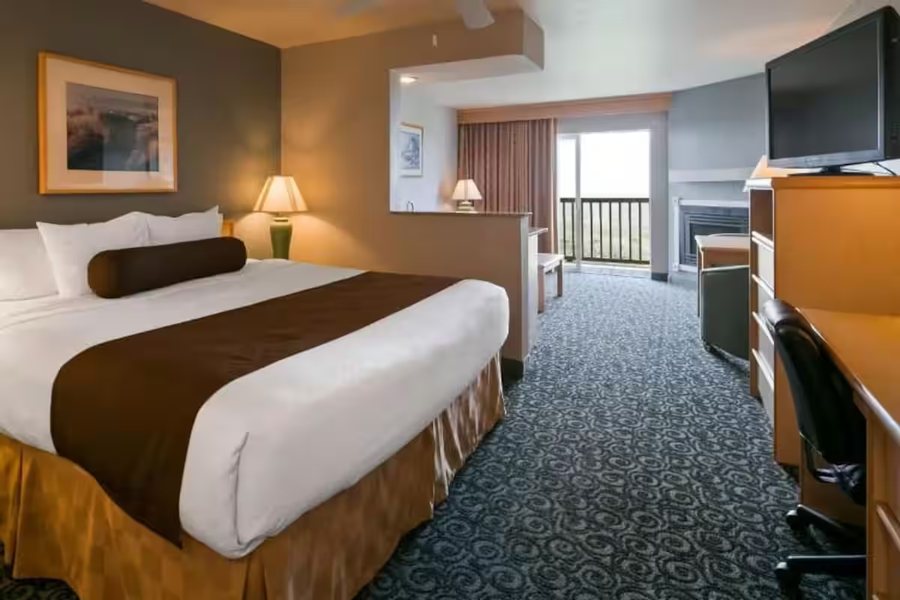 Lighthouse Suites Inn — Guest room