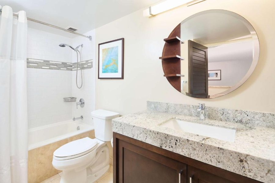 Lilikoi Inn — Bathroom