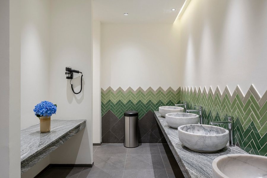 Lilit Bang Lumphu Hotel — Bathroom