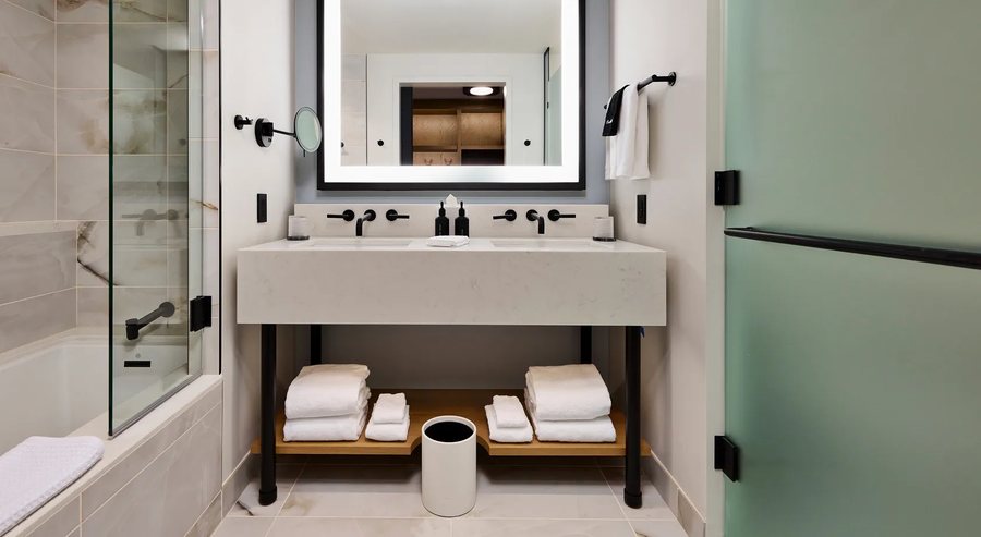 Limelight Mammoth — Bathroom