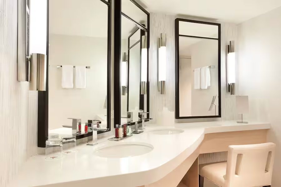 Lincoln Arms Suites Miami Beach Florida — Bathroom