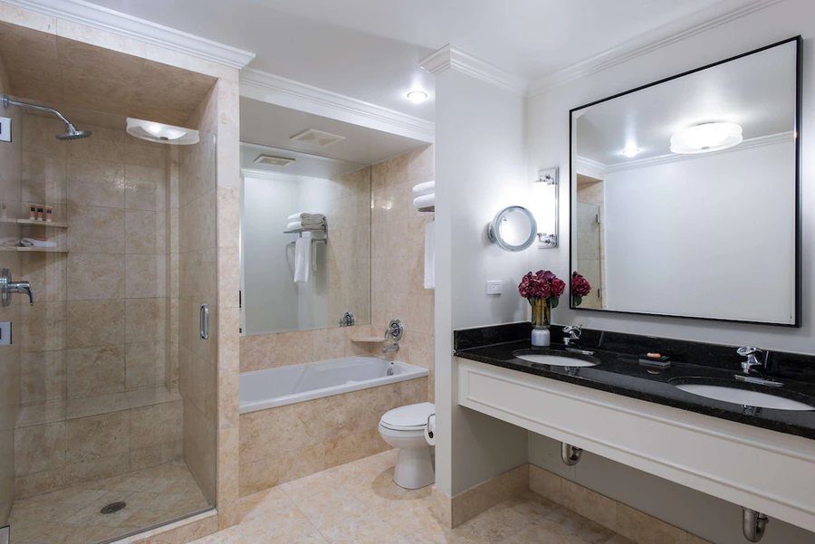 Lincoln Hotel — Bathroom