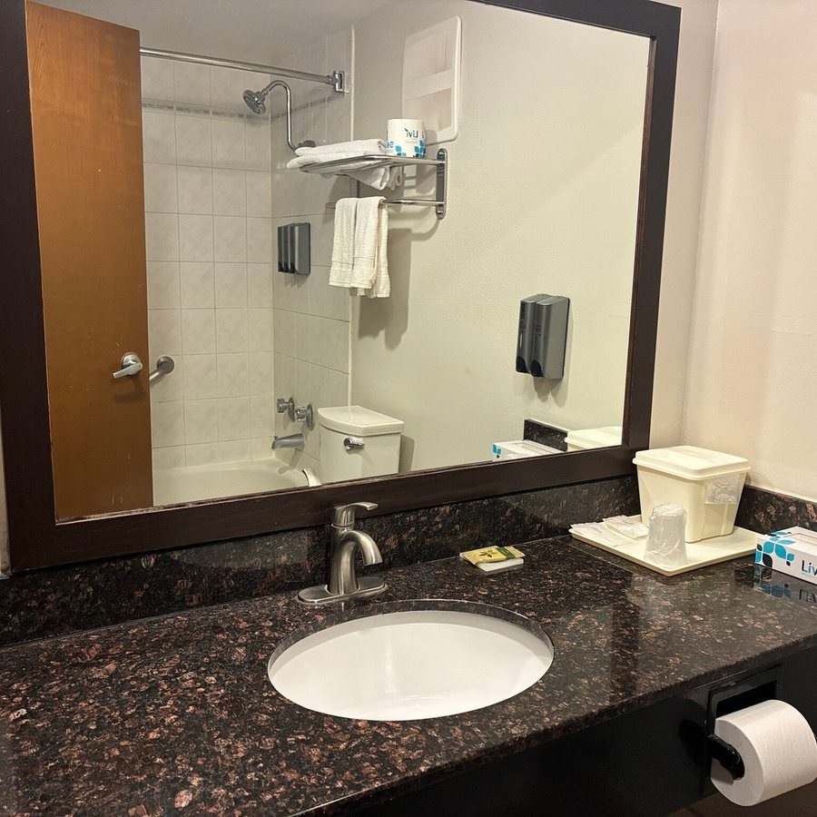Lincoln Inn Los Angeles California — Bathroom