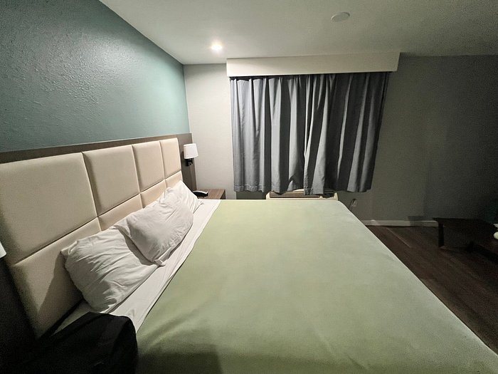 Lincoln Inn Los Angeles California — Guest room