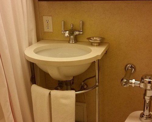 Lincoln Park Oasis Chicago Illinois — Bathroom
