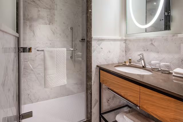Lincoln Plaza London Curio Collection By Hilton — Bathroom