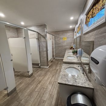 Lincoln Woodstock KOA — Bathroom