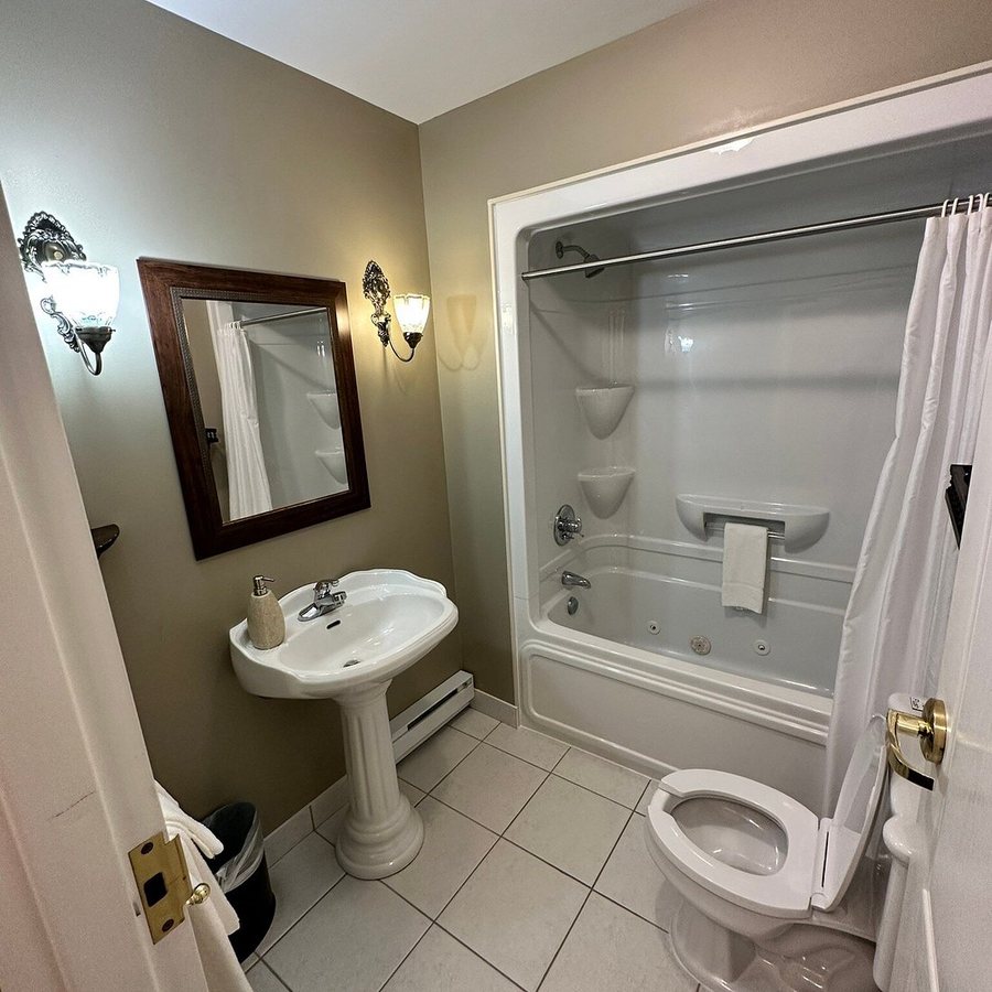 Lindenwood Inn — Bathroom