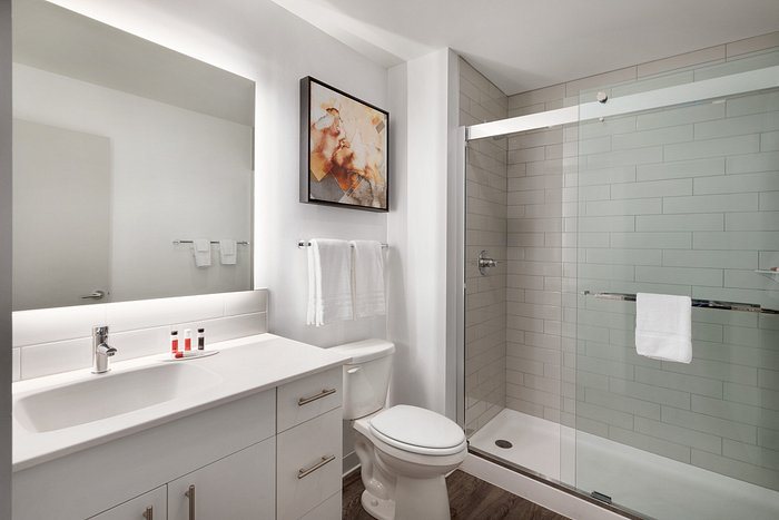 Linderhof Inn — Bathroom