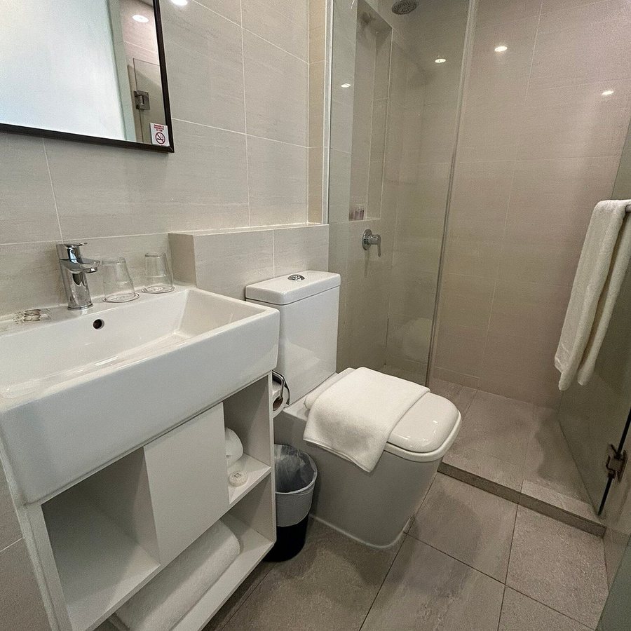 Link Hotel Singapore — Bathroom