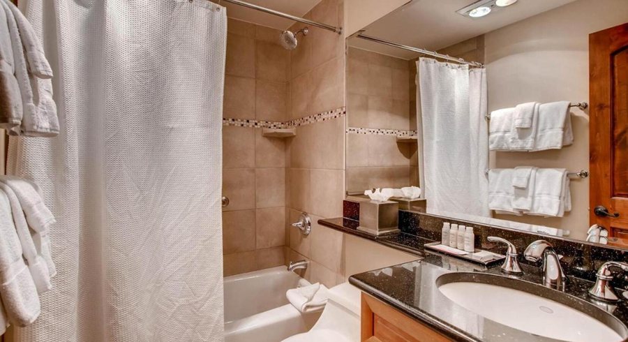 Lion Square Lodge — Bathroom