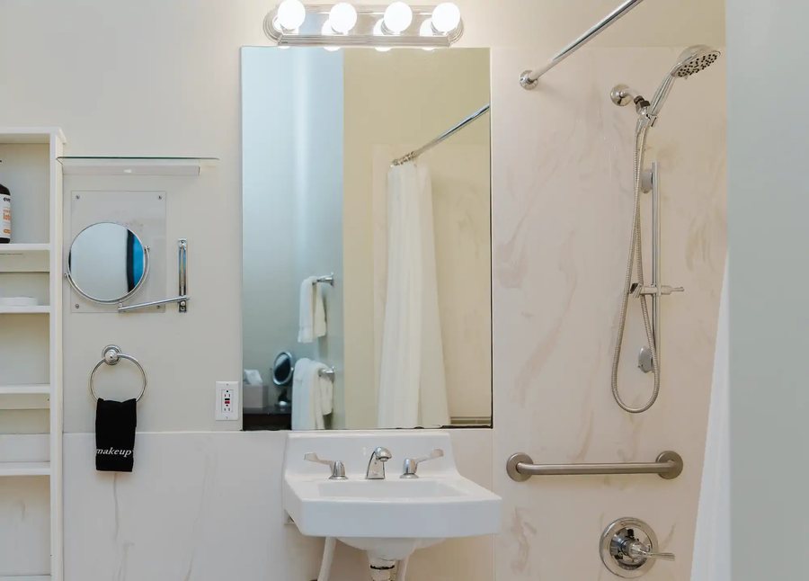 Lions Inn Bed Breakfast — Bathroom