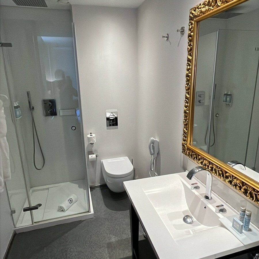 Lisboa Carmo Hotel — Bathroom