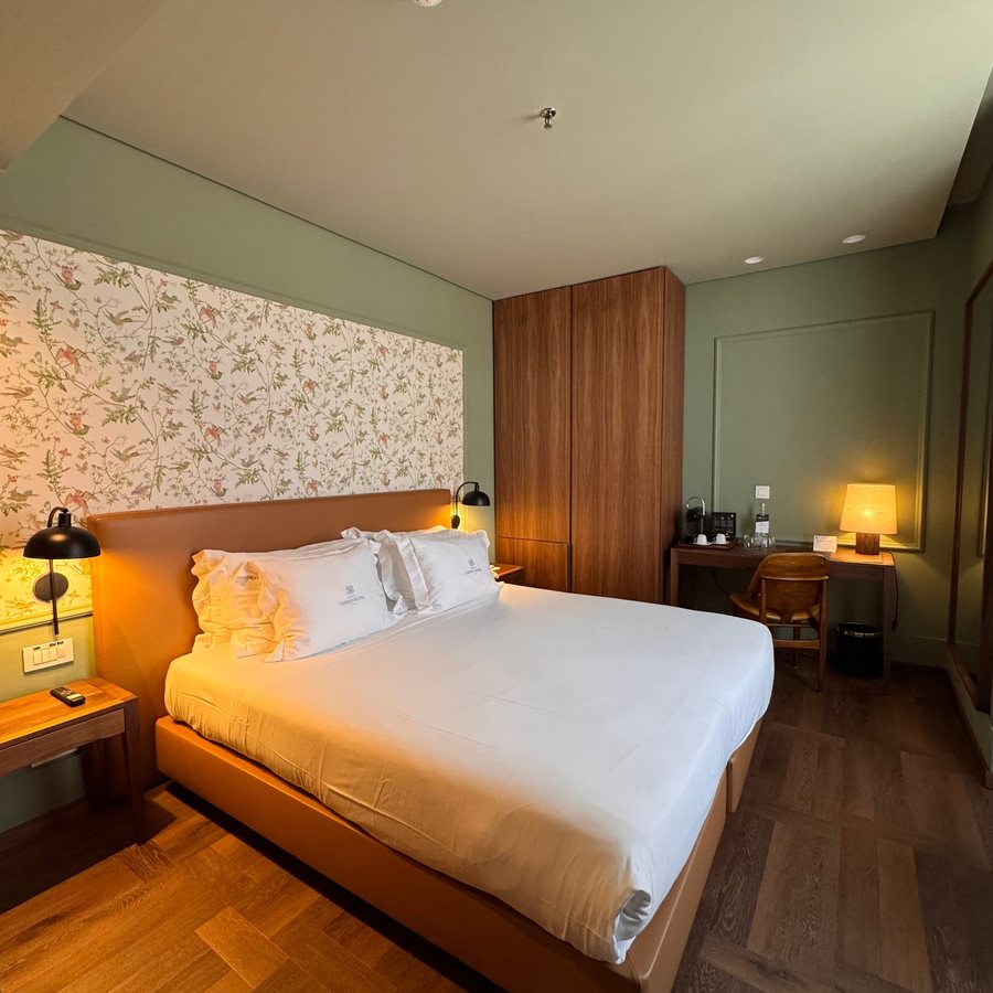 Lisboa Carmo Hotel — Guest room