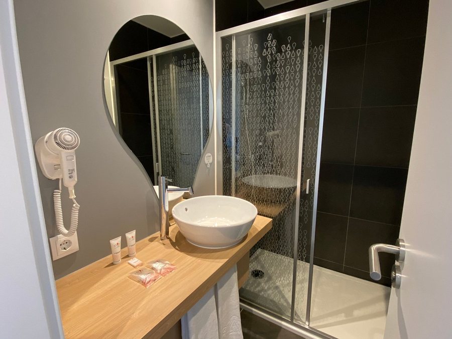 Lisbon Airport Suites — Bathroom
