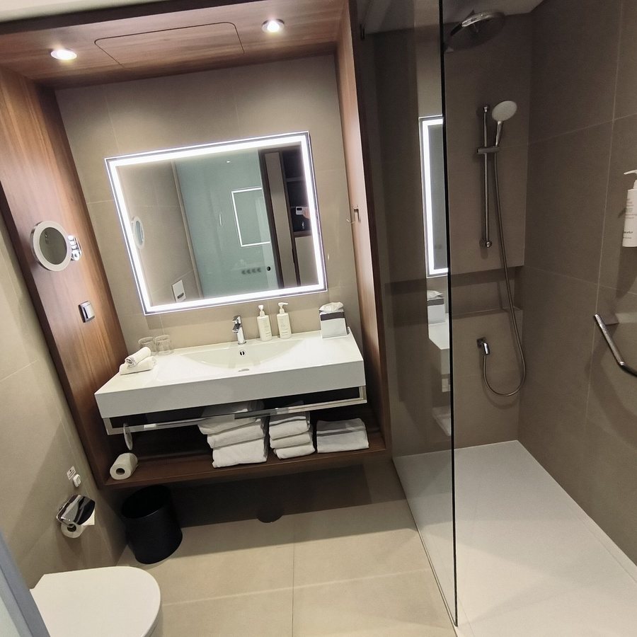 Lisbon Marriott Hotel — Bathroom