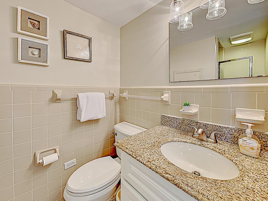 Litchfield Beach Golf Resort — Bathroom