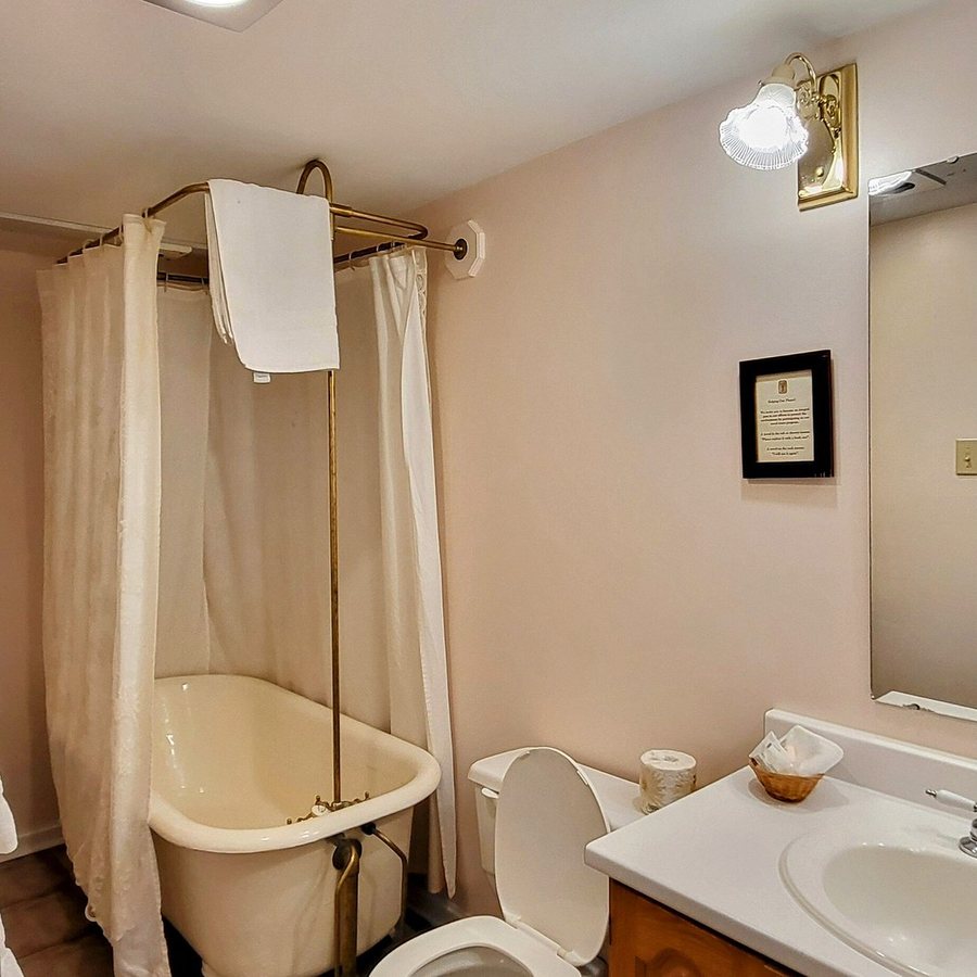 Little Cat Lodge — Bathroom