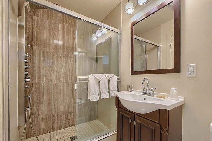 Little Paradise Hotel — Bathroom