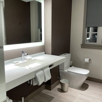 Little Rock Marriott — Bathroom