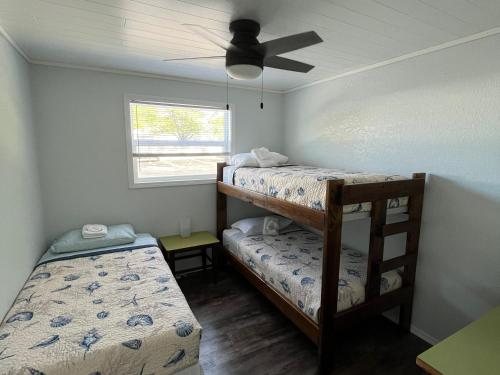 Little Ted s Cottages — Guest room
