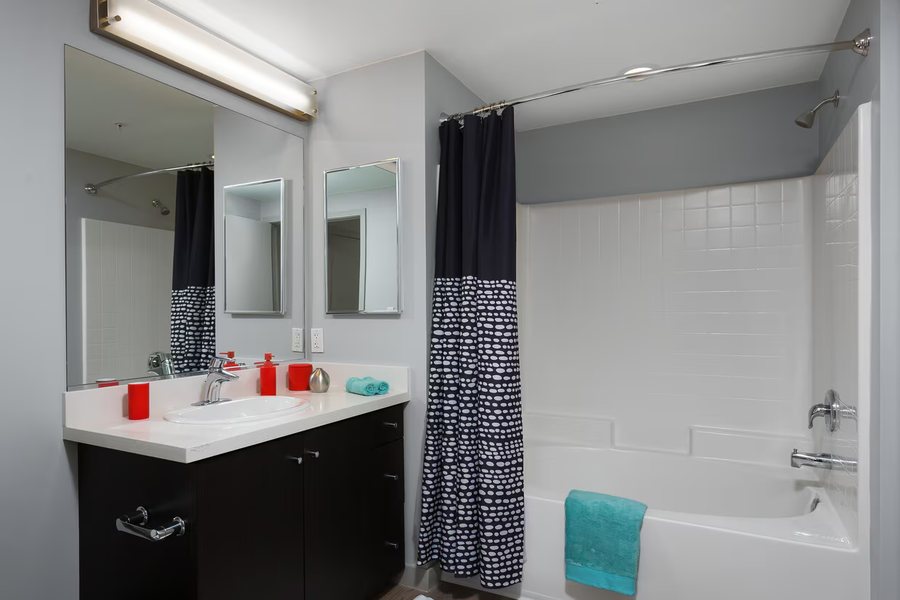Little Tokyo Hotel Los Angeles California — Bathroom