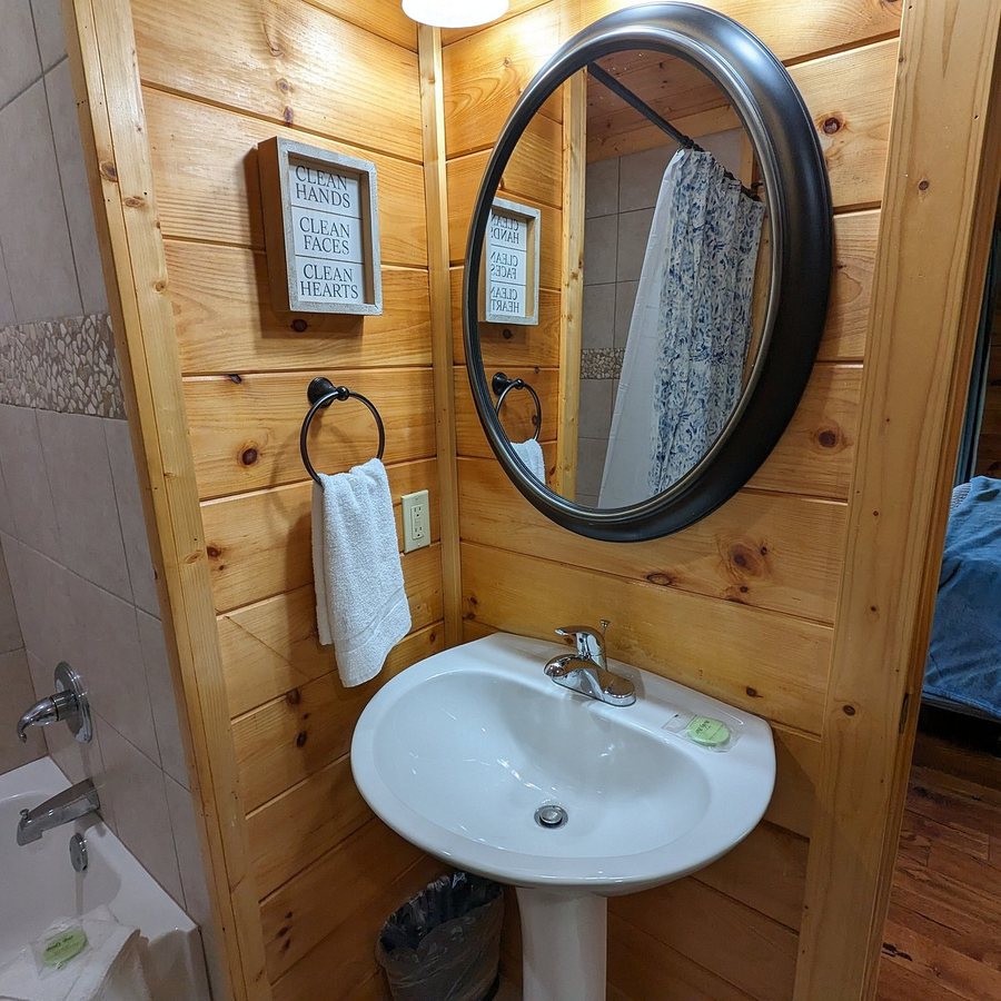 Little Valley Mountain Resort — Bathroom
