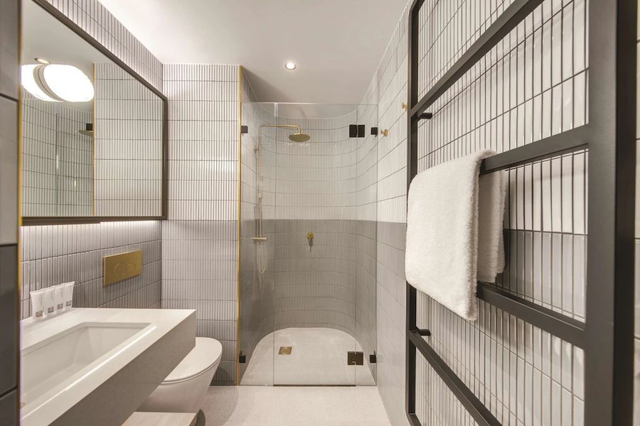 Liv Apartments Darling Harbour — Bathroom