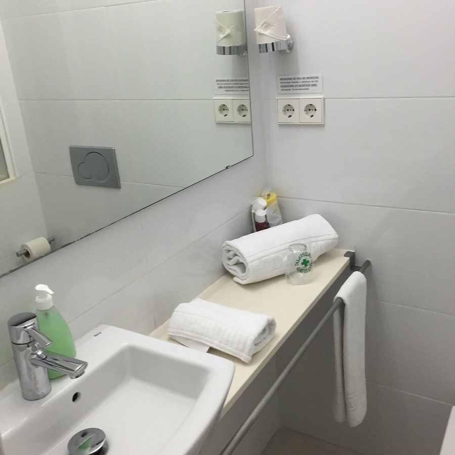 Live Dream Barcelona Catalonia — Bathroom