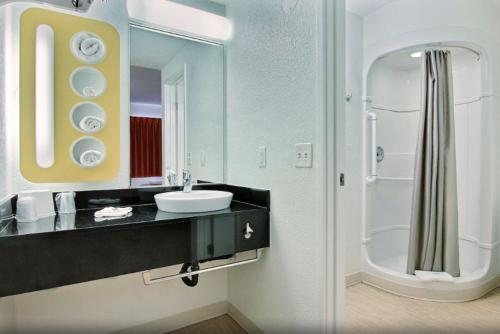 Lively Beach Corpus Christi Texas — Bathroom