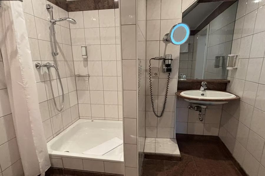 Living Hotel Berlin Mitte — Bathroom