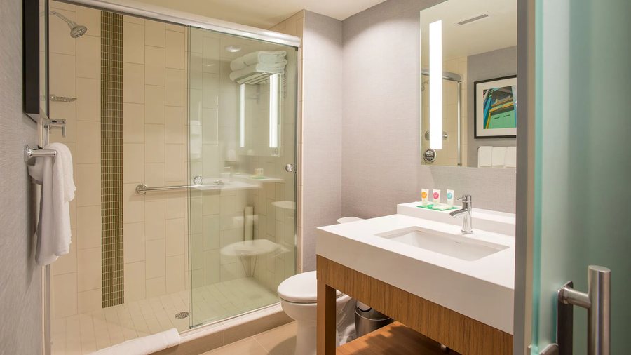 LivINN Hotel Cincinnati Sharonville Convention Center — Bathroom