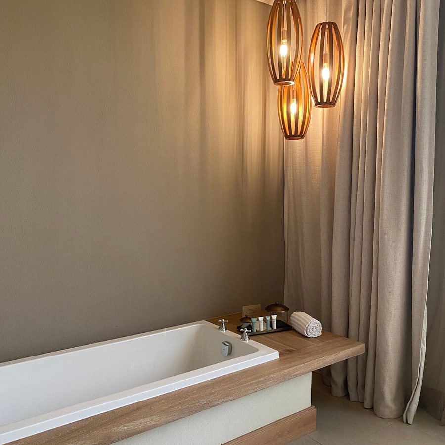 Liwa Hotel — Bathroom