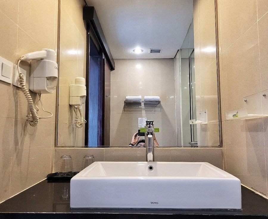 LK Hotel Chadstone Cikarang — Bathroom