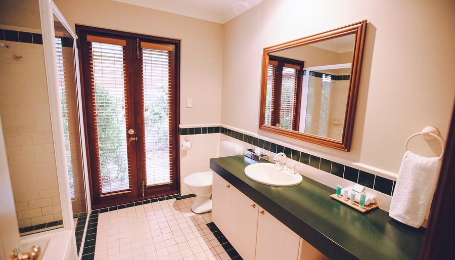 Llewellin s Guest House — Bathroom