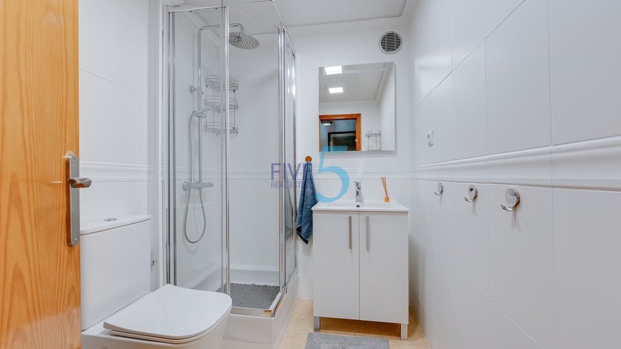 Lloyds Beach Club Aparthotel — Bathroom