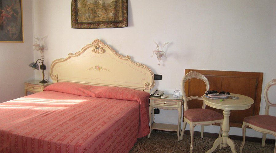 Locanda SS Giovanni e Paolo — Guest room
