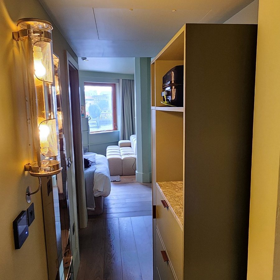 Locke at Broken Wharf Millennium Bridge — Bathroom