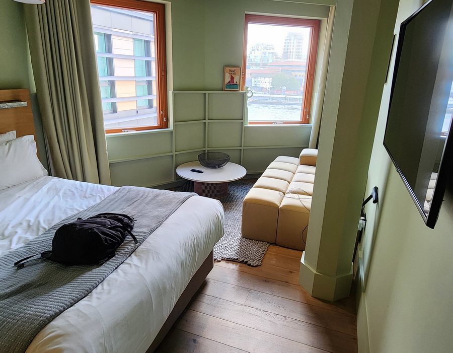 Locke at Broken Wharf Millennium Bridge — Guest room