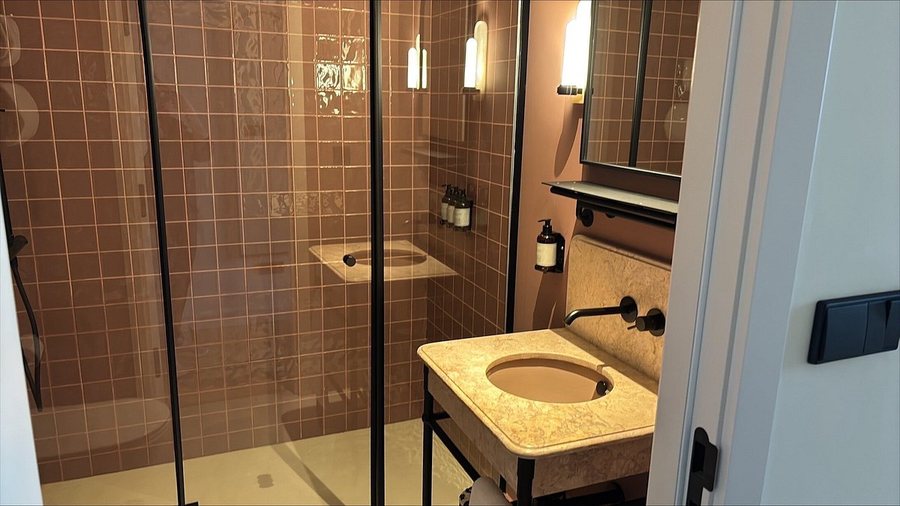 Locke De Santa Joana — Bathroom