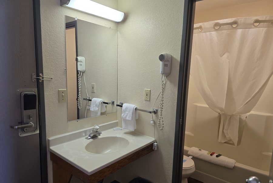 Lockview Motel — Bathroom