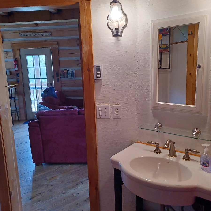 Locust Hill B B Cabin Pub — Bathroom