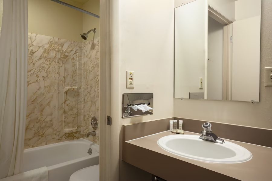 Lodge Falls Hotel — Bathroom